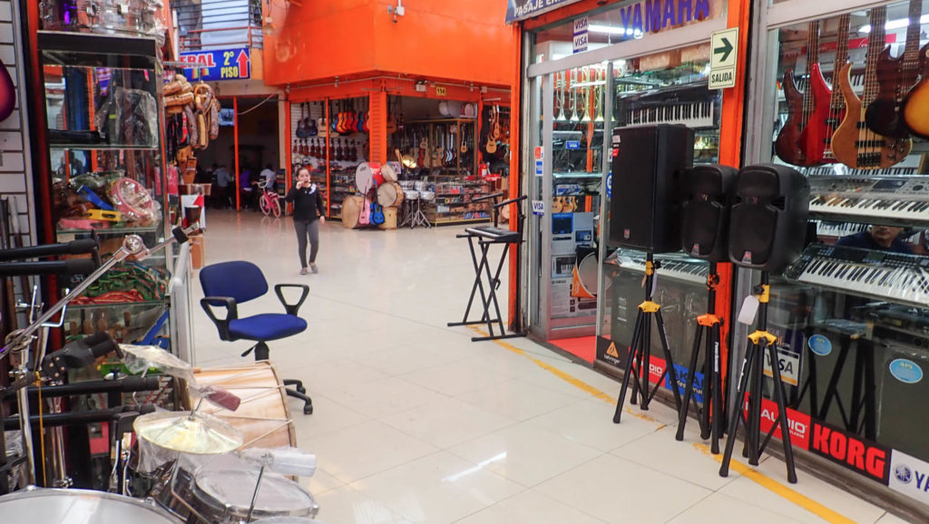 Las tiendas de música de plaza 2 de para un cajón en Lima
