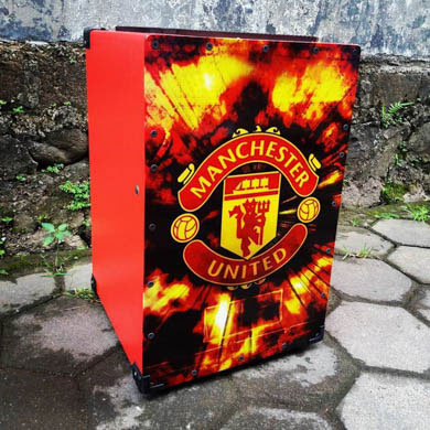 A colorful design touts a football club on front of this Jazzie Pro cajon from Indonesia.