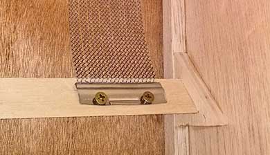 Fixed bar snare mechanism in a cajon